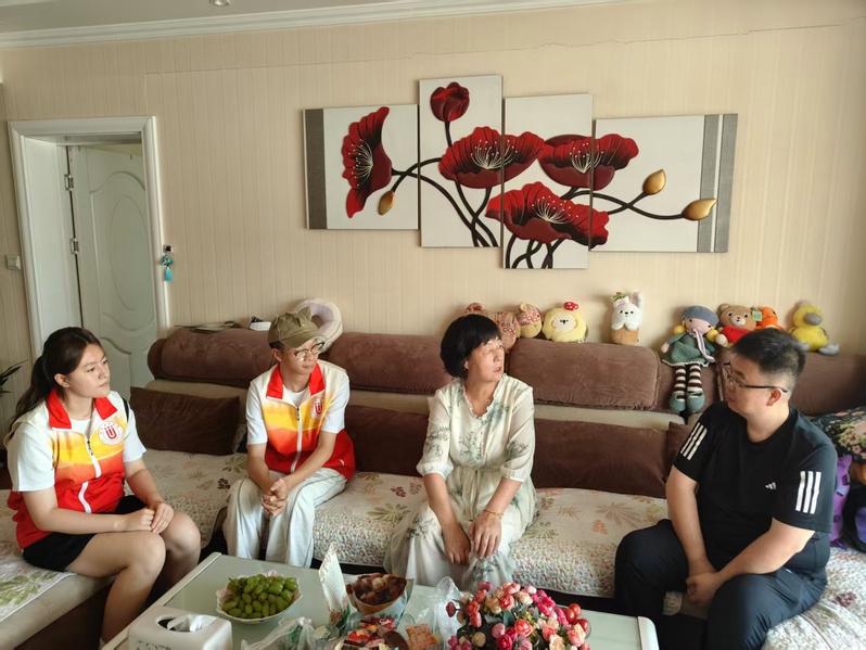 经济管理学院慰问相...